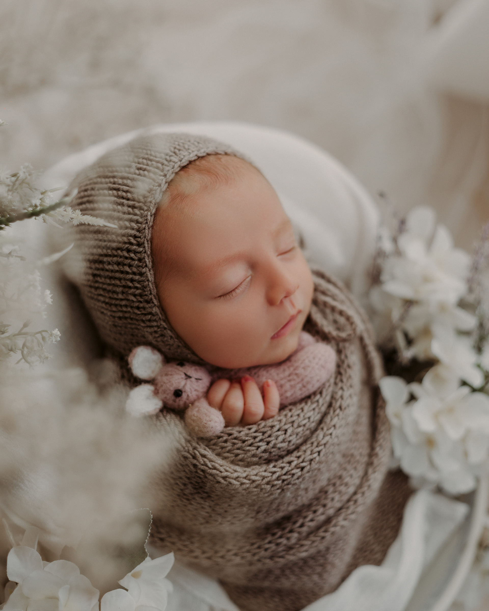 Cuidado no ensaio newborn com Acsa Cavalheiro